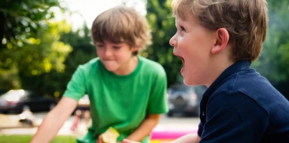 Deux enfants s'amusent dans un park